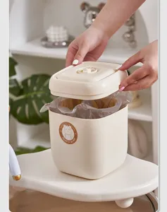 Süßer Bär Tischmülleimer mit Druckdeckel, Mini Plastik Mülleimer für Büro und Badezimmer.