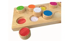 Hölzernes Montessori Kinderspielzeug zur Schulung von Farben, Formen und taktilem Lernen.