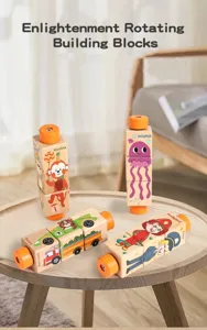 Detalle de bloques de madera giratorios con lindos motivos de animales y vehículos en mesa.