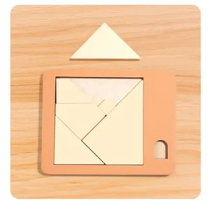 Détail de puzzle tangram en bois, formes géométriques parfaites pour jeu d'entraînement.