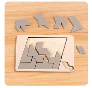 Détail du puzzle en bois avec des pièces géométriques et un support pour le développement.