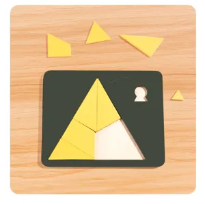 Ensemble de puzzle casse-tête en bois avec pièces géométriques jaunes et plateau.
