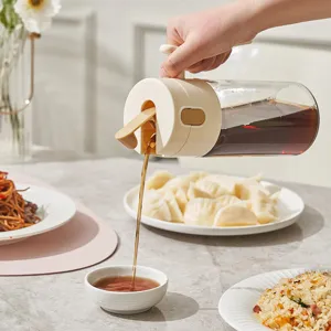 Bouteille d'huile en verre borosilicaté avec couvercle automatique pour la cuisine.
