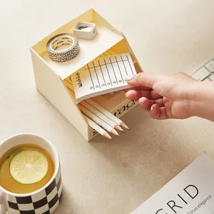 Beige Schreibtisch-Organizer aus Kunststoff schräg für Büro Schreibwaren Stifte Haftnotizen.