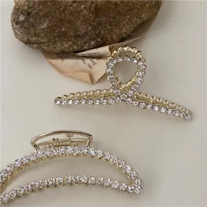 Detailansicht der glitzernden Strass Legierung Haarklammer, elegantes Halbmond Design.