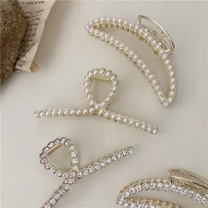 Nahaufnahme eleganter Perlen und Strass Haarklammern aus Legierung im trendigen Halbmond Design.