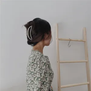 Elegante Perlen Mondsichel Haarklammer für Damen, stilvolles Legierung Haaraccessoire.