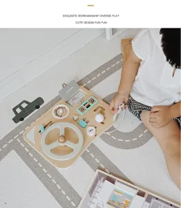 Tavola sensoriale in legno per bambini con volante, orologio e design di abbinamento.
