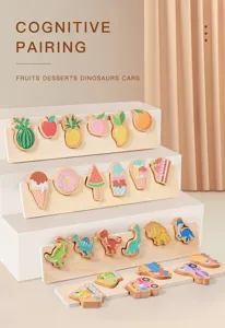 Detalle de juguete puzzle de emparejamiento cognitivo de madera con formas de frutas y dinosaurios.