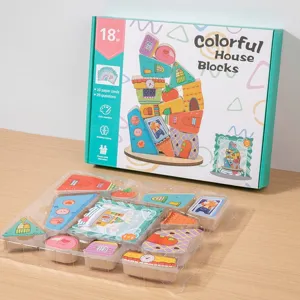 Gioco di equilibrio con blocchi in legno colorati casa giocattolo educativo per bambini.