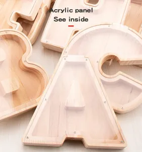 Hucha de madera en forma de letra con panel acrílico transparente, decoración creativa.