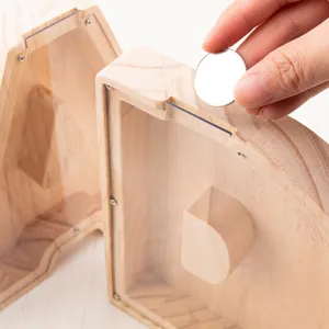 Hucha de madera en forma de letra con panel acrílico transparente para ahorrar monedas.