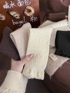 Detailansicht dicker Vintage Hohlwoll-Wadensocken, kuschelige Strick Winterwarme Strümpfe.
