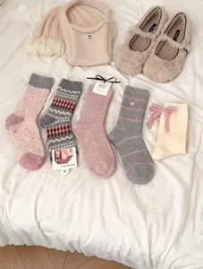 Conjunto de calcetines de lana rosa y gris de otoño e invierno con zapatos de felpa y bolso.