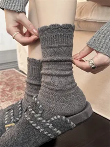 Dicke Retro Woll-Mittelrohrsocken mit gemütlicher Grobstrickstruktur und feinen Wellenbündchen.