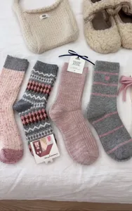 Conjunto de calcetines de punto rosa otoño invierno con bordado de corazón y rombos clásicos.