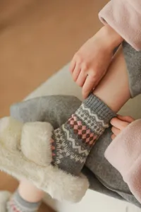 Cómodos calcetines de lana de caña media con patrón geométrico gris y rosa, ideales para invierno.