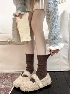 Nahaufnahme von hohlen Strick-Wollsocken in Wadenlänge mit Rüschen, kuschelige Winterdetails.