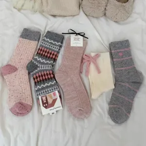 Primer plano de calcetines de invierno de lana acogedores con patrones y etiquetas.