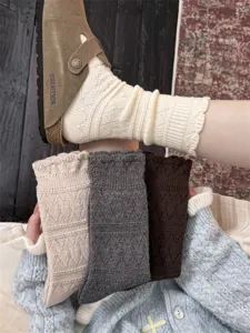 Detailansicht dicker vintage hohler Woll-Mittelrohrsocken mit gemütlicher Zopfstrickstruktur.