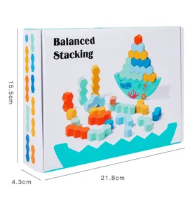 Dettaglio del gioco di impilamento in legno con blocchi colorati e base di balena.