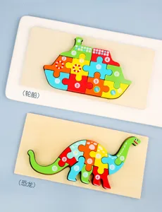 Detalle de rompecabezas 3D de madera con modelos de animales y barcos para la educación infantil.