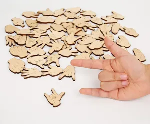 Detailansicht des hölzernen Handgesten Lernspielzeugs mit verschiedenen Holzteilen.