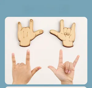 Holz Hand Geste Form Lernspielzeug, Detailansicht zeigt Holzteil und Handvergleich.