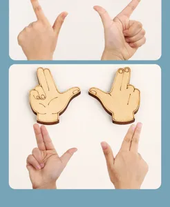 Holz Handgeste Puzzle Spielzeug Detail zeigt Holzteile passend zu Händen für Logik Training.