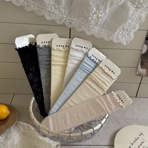 Detailaufnahme von wunderschönen Damen Rüschen Mittelsocken mit zarten Schleifen Mustern.