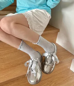 Koreanische süße hohle Schleife mittlere Schlauchdamensocken mit Salatrand für Frühling Sommer.