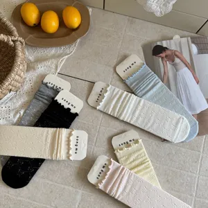 Koreanische hohle Schleife mittlere Röhre Damen Socken gekämmte Baumwolle Rüschen Detail