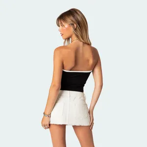 Gedetailleerd uitzicht op de sexy strakke color-block rugloze bandeau-top voor de zomer.