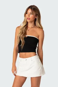 Sexy zwarte strapless tube top met witte rand en witte denim rok voor dames in de zomer.