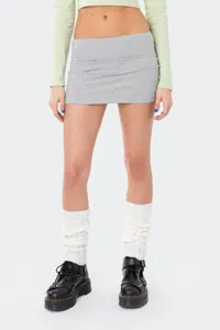 Vista dettagliata di un outfit da mini gonna casual da donna con scaldamuscoli.