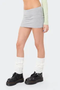 Minigonna grigia donna outfit con calzini e stivali, look casual estivo streetwear alla moda.
