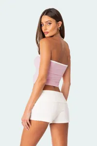 Gedetailleerd achteranzicht van roze strapless backless crop top met witte rand voor dames.