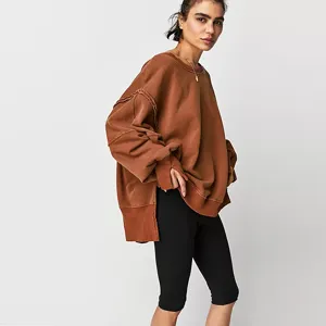 Vista dettagliata della felpa donna oversize tinta unita manica lunga girocollo con spacchi.