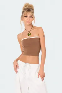 Detail van sexy color-block rugloze bandeau top, modieuze zomerkleding voor dames.