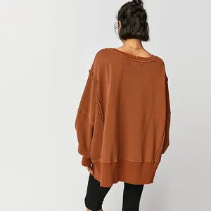 Vista posteriore di una felpa oversize da donna a girocollo con maniche lunghe.