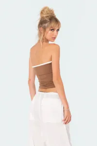 Gedetailleerd overzicht van een stijlvolle bruine strapless bandje top met witte rand.