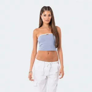 Close-up van een stijlvolle strapless bandeau-top met kleurblok-design op een model.