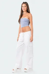 Detailweergave van de sexy slim-fit color-block strapless crop top gecombineerd met cargobroek.