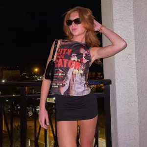 Vista dettagliata della gonna corta tinta unita da donna estiva, stile streetwear chic.