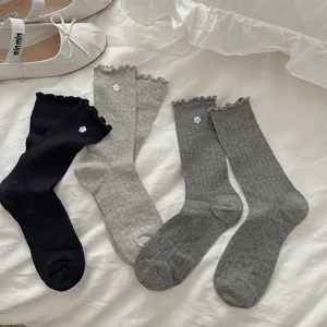 Korean style women ruffle mid tube socks with cute floral buttons knit cotton hosiery.