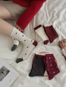 Damen Winter Beerenrot Wadenlange Socken mit süßen Schleifen und Punkten, kuscheliges Strick.