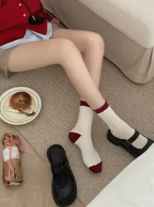 Damen Herbst Winter Mittlere Socken Strick mit Rautenmuster und süßem Beerenrot Kontrast.