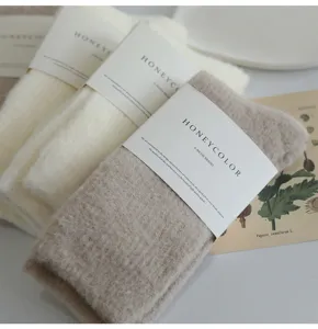 Gros plan de chaussettes mi-hautes épaisses en velours australien pour un hiver douillet.