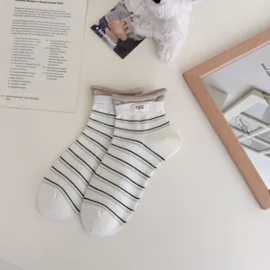 Koreaanse minimalistische gestreepte sokken met gerolde manchet en leuk label.