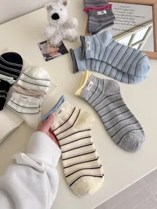 Koreaanse gestreepte katoenen middelhoge sokken met schattig geweven label, zacht en comfortabel.